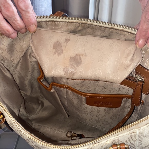 Micheal kors purse - Picture 3 of 3